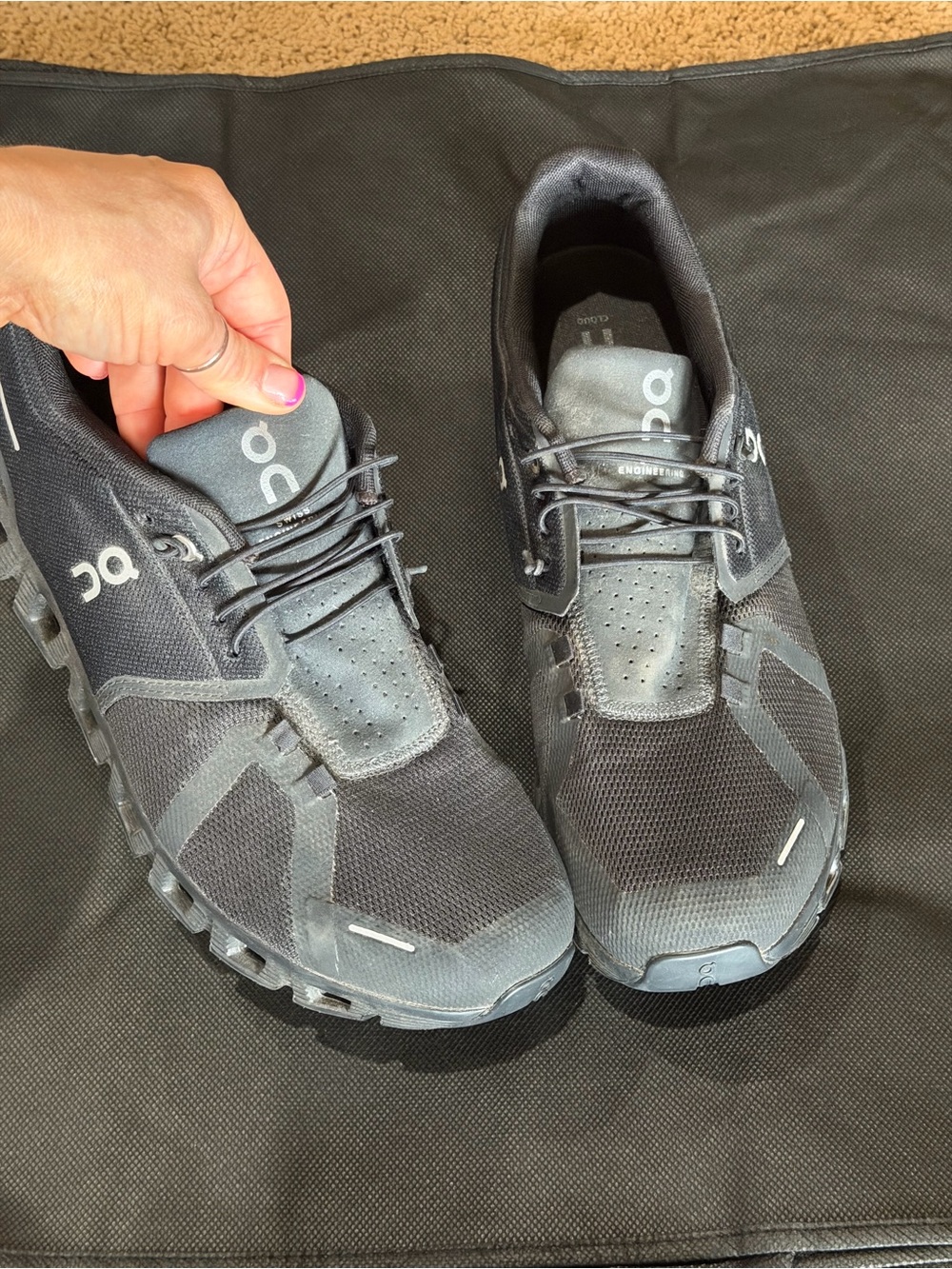 Basically NWOT - On Running Men’s Black Athletic Cloud Sneakers